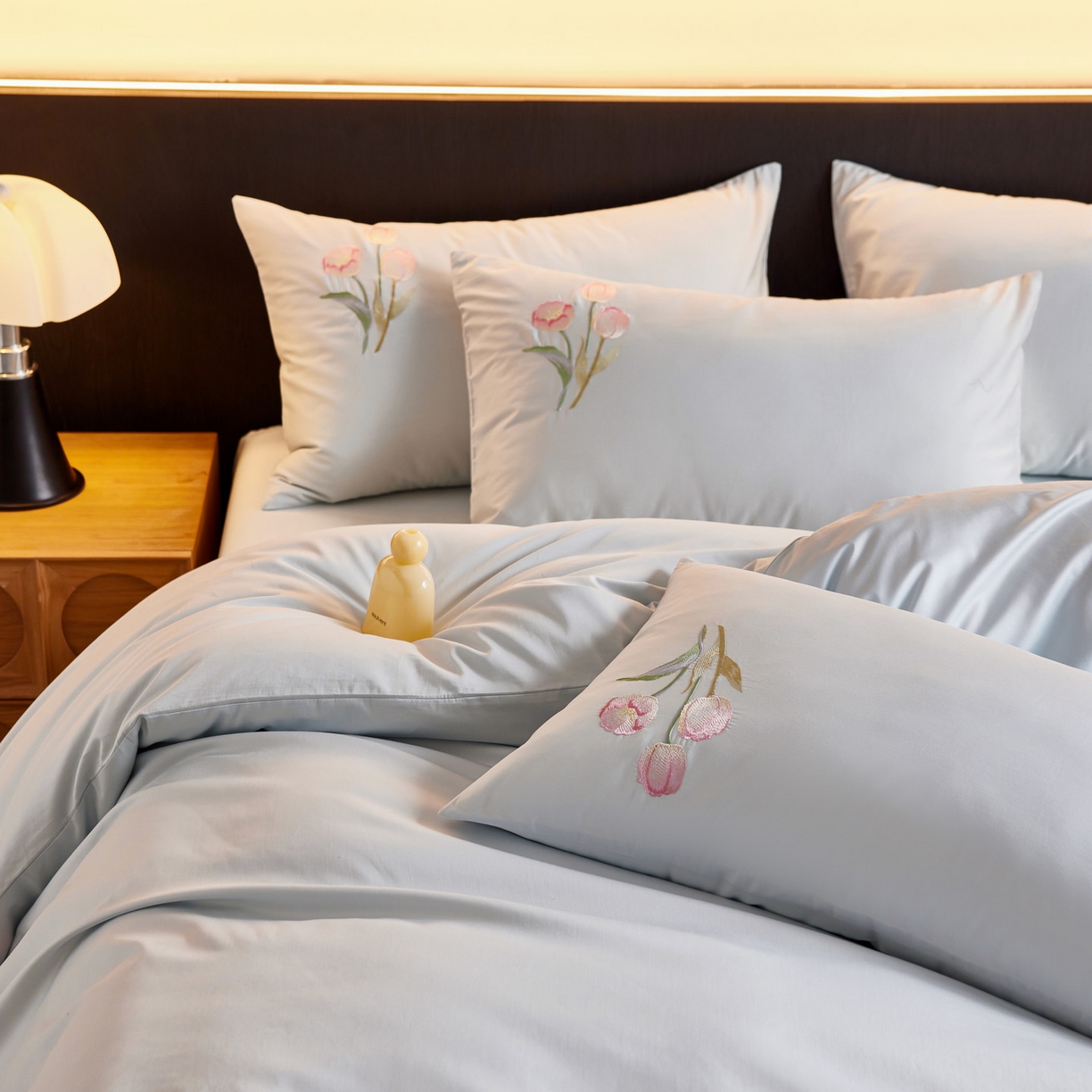 91家纺网 家纺一手货源 找家纺 爱缦 2026新款100S全棉CR工艺极简轻奢刺绣四件套-花海郁金系列风格二（券后控价：标准288，大号308） 花海郁金-蓝色