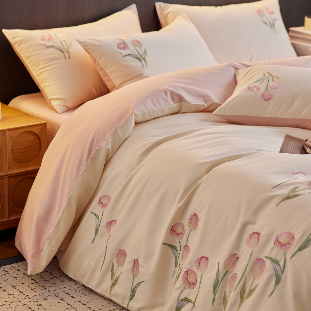 91家纺网 家纺一手货源 找家纺 爱缦 2026新款100S全棉CR工艺极简轻奢刺绣四件套-花海郁金系列风格二（券后控价：标准288，大号308） 花海郁金-白粉色