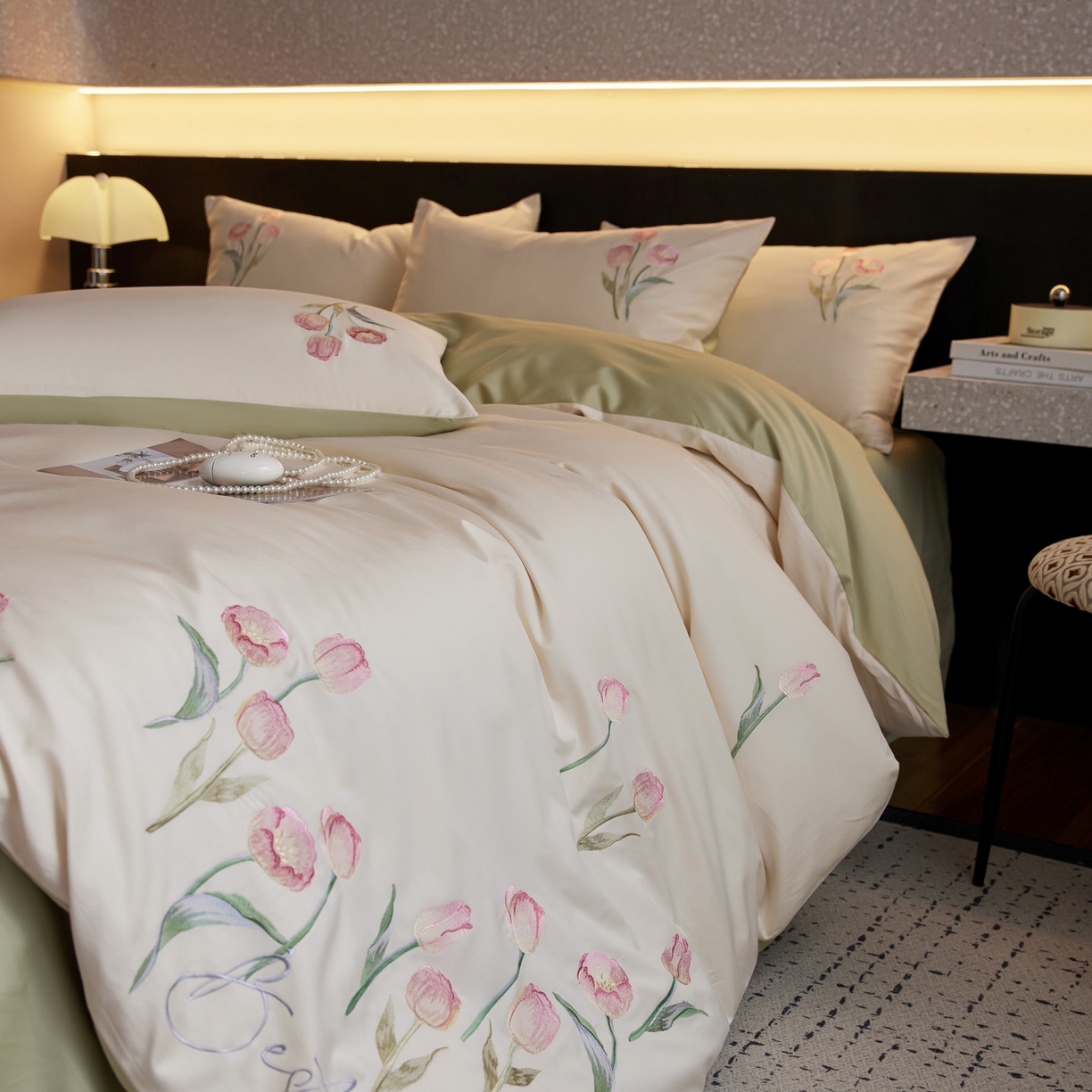 91家纺网 家纺一手货源 找家纺 爱缦 2026新款100S全棉CR工艺极简轻奢刺绣四件套-花海郁金系列风格二（券后控价：标准288，大号308） 花海郁金-白绿色