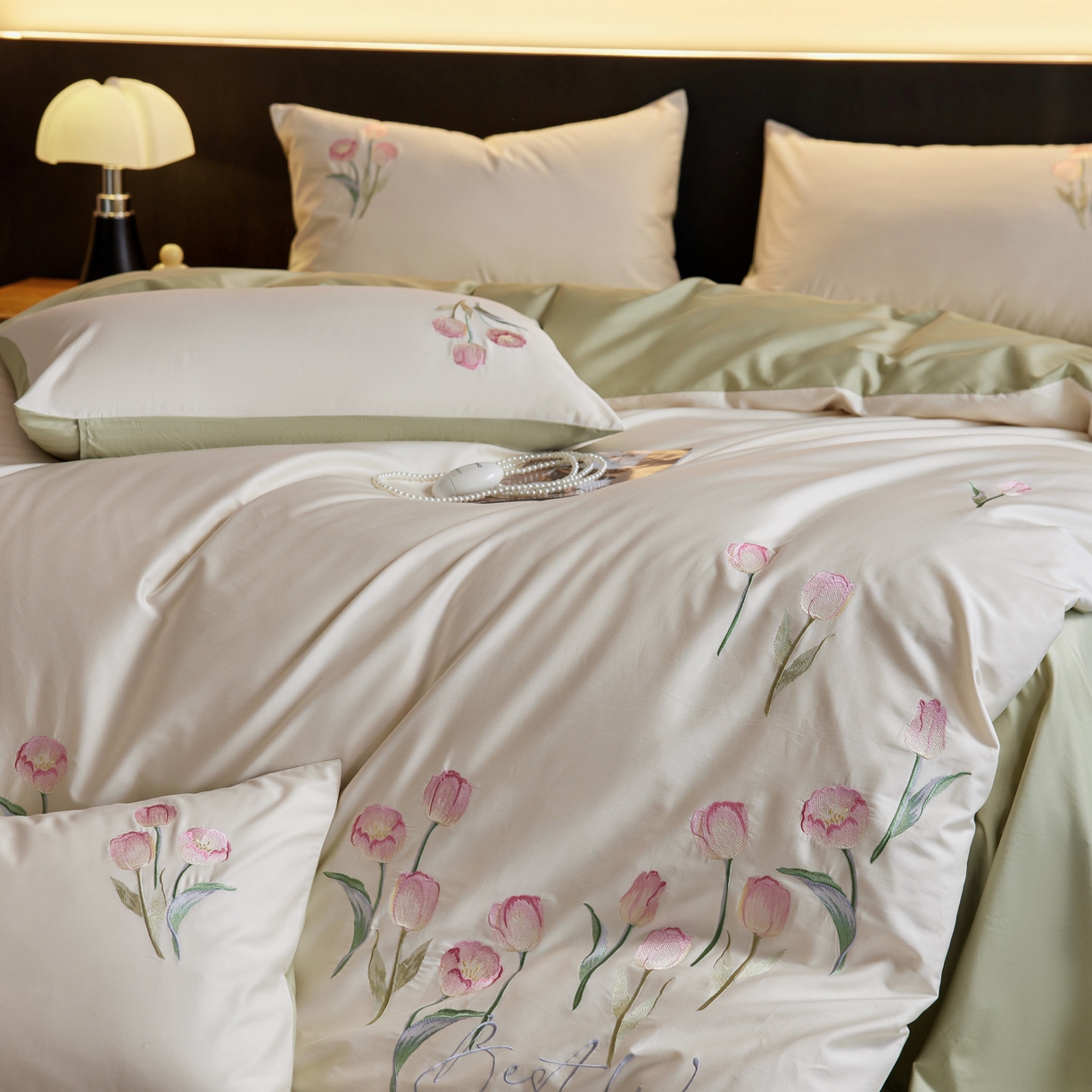 91家纺网 家纺一手货源 找家纺 爱缦 2026新款100S全棉CR工艺极简轻奢刺绣四件套-花海郁金系列风格二（券后控价：标准288，大号308） 花海郁金-白绿色
