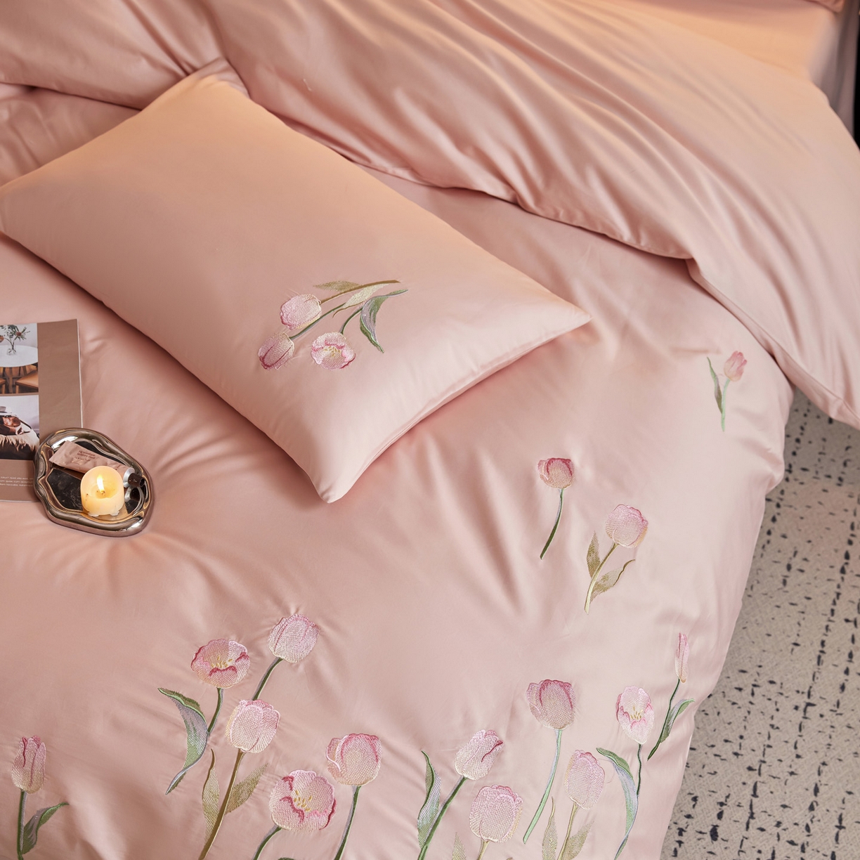 91家纺网 家纺一手货源 找家纺 爱缦 2026新款100S全棉CR工艺极简轻奢刺绣四件套-花海郁金系列风格二（券后控价：标准288，大号308） 花海郁金-粉色