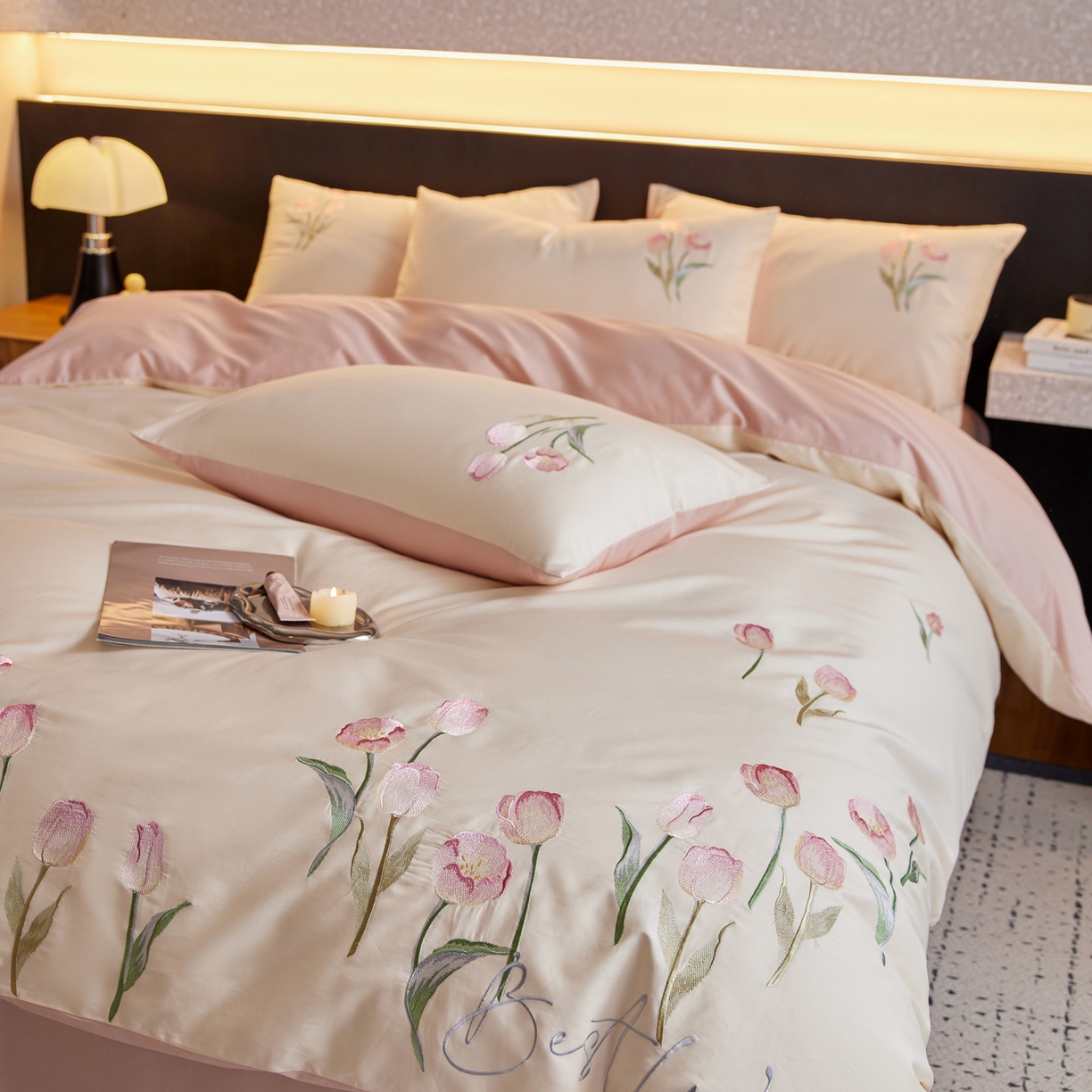 91家纺网 家纺一手货源 找家纺 爱缦 2026新款100S全棉CR工艺极简轻奢刺绣四件套-花海郁金系列风格二（券后控价：标准288，大号308） 花海郁金-白粉色