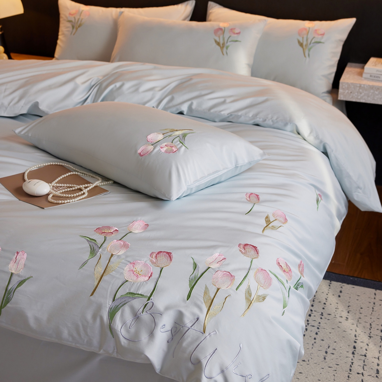 91家纺网 家纺一手货源 找家纺 爱缦 2026新款100S全棉CR工艺极简轻奢刺绣四件套-花海郁金系列风格二（券后控价：标准288，大号308） 花海郁金-蓝色