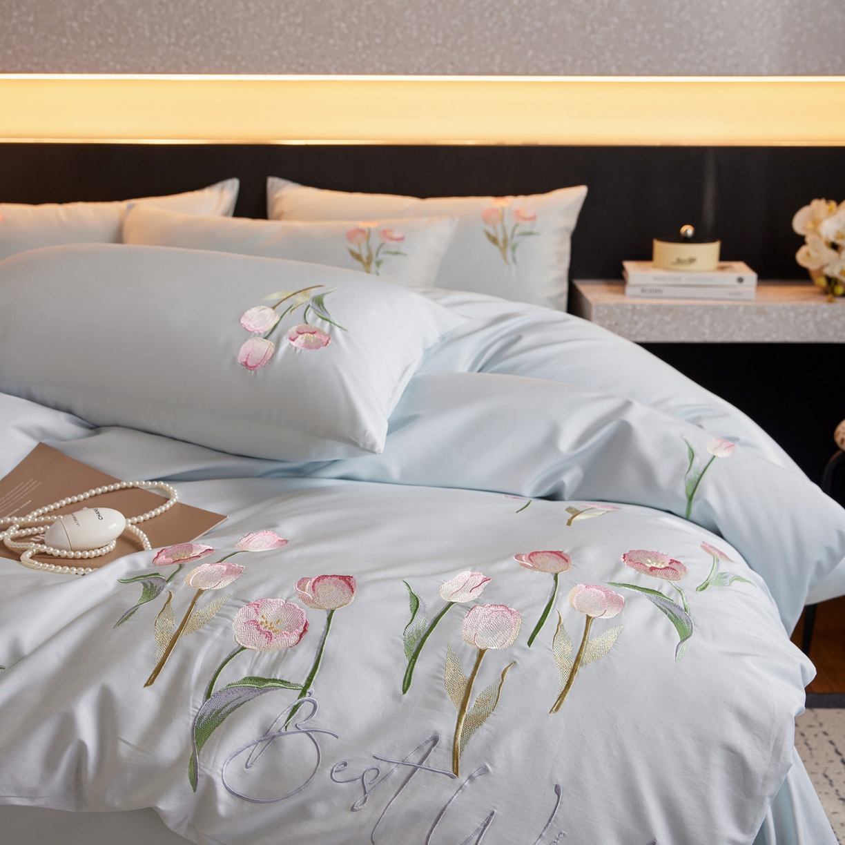 91家纺网 家纺一手货源 找家纺 爱缦 2026新款100S全棉CR工艺极简轻奢刺绣四件套-花海郁金系列风格二（券后控价：标准288，大号308） 花海郁金-蓝色