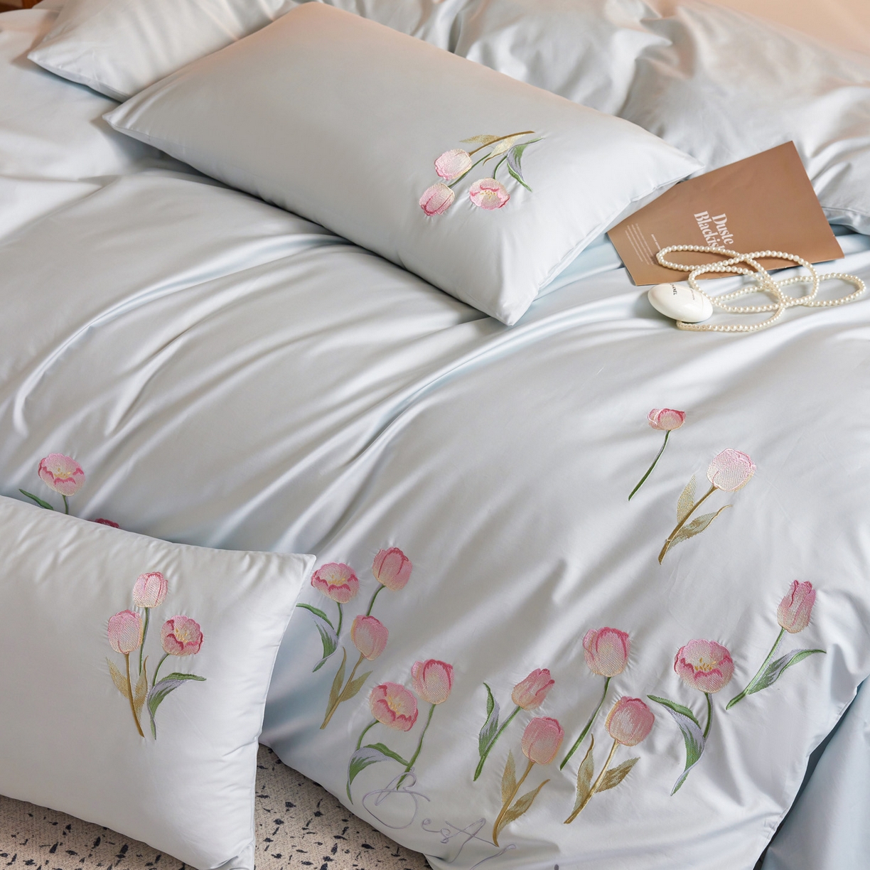 91家纺网 家纺一手货源 找家纺 爱缦 2026新款100S全棉CR工艺极简轻奢刺绣四件套-花海郁金系列风格二（券后控价：标准288，大号308） 花海郁金-蓝色