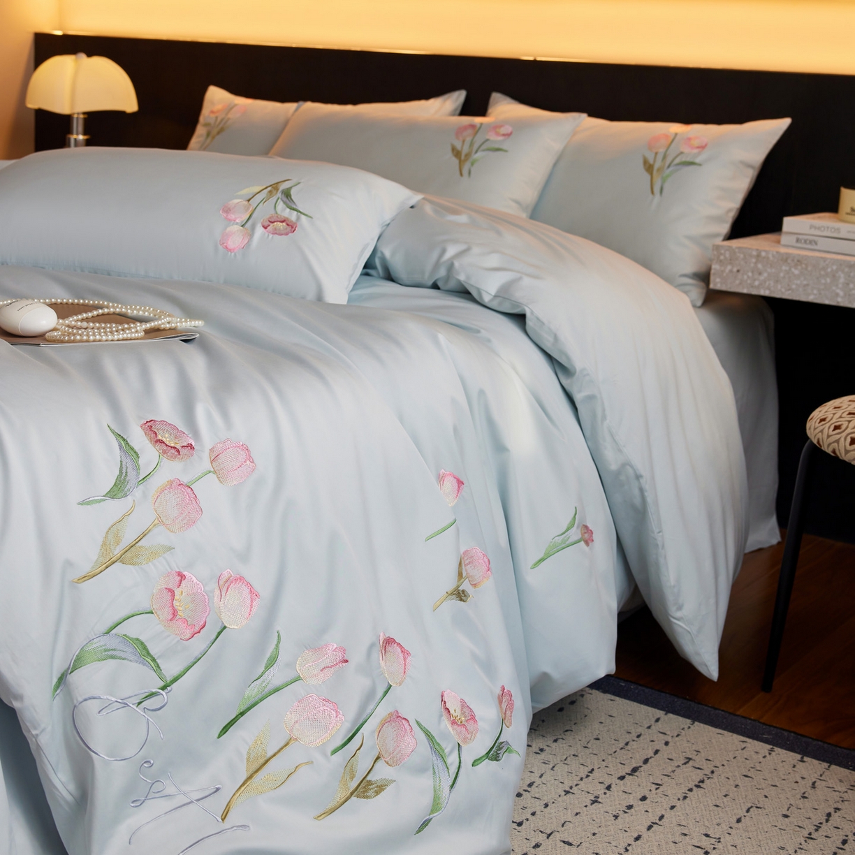 91家纺网 家纺一手货源 找家纺 爱缦 2026新款100S全棉CR工艺极简轻奢刺绣四件套-花海郁金系列风格二（券后控价：标准288，大号308） 花海郁金-蓝色