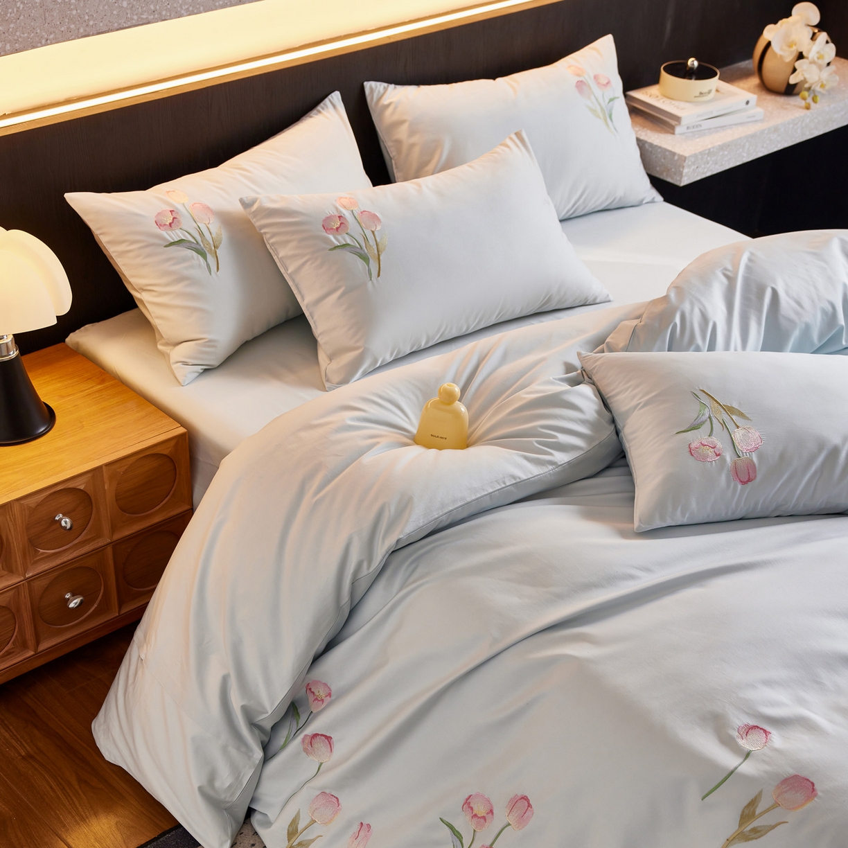 91家纺网 家纺一手货源 找家纺 爱缦 2026新款100S全棉CR工艺极简轻奢刺绣四件套-花海郁金系列风格二（券后控价：标准288，大号308） 花海郁金-蓝色