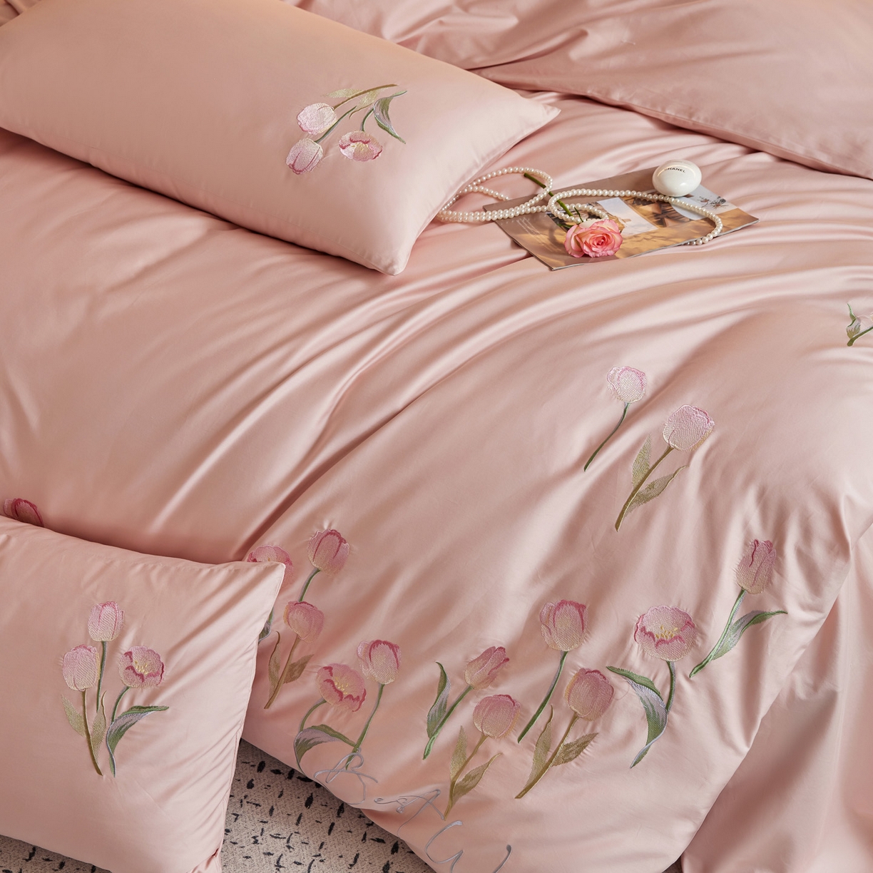91家纺网 家纺一手货源 找家纺 爱缦 2026新款100S全棉CR工艺极简轻奢刺绣四件套-花海郁金系列风格二（券后控价：标准288，大号308） 花海郁金-粉色