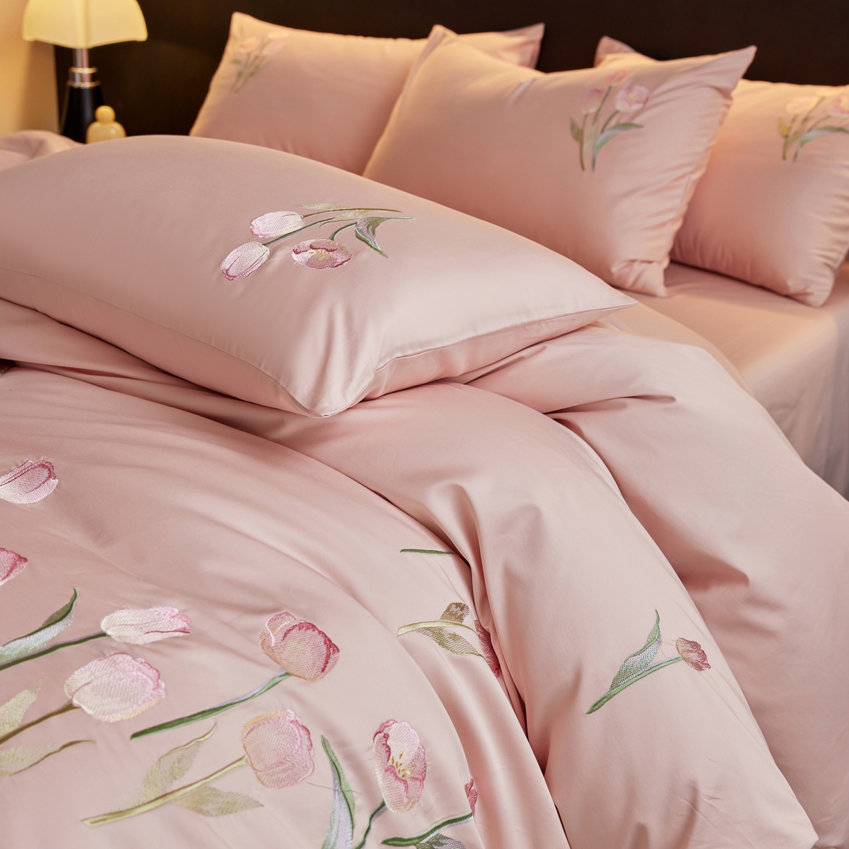 91家纺网 家纺一手货源 找家纺 爱缦 2026新款100S全棉CR工艺极简轻奢刺绣四件套-花海郁金系列风格二（券后控价：标准288，大号308） 花海郁金-粉色