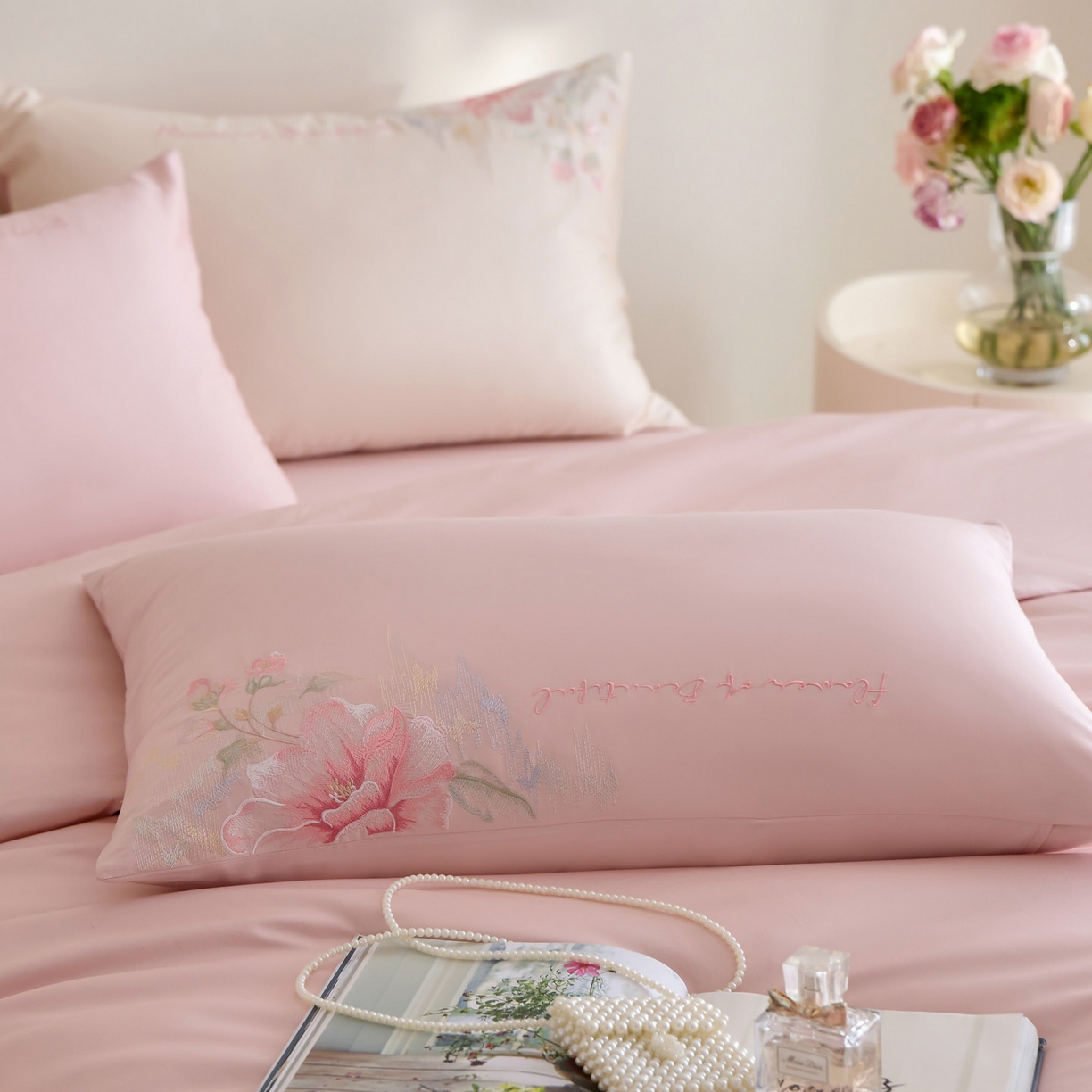 91家纺网 家纺一手货源 找家纺 爱缦 2026新款100S全棉CR工艺极简轻奢刺绣四件套-秘境系列（券后控价：标准318，大号338） 粉色
