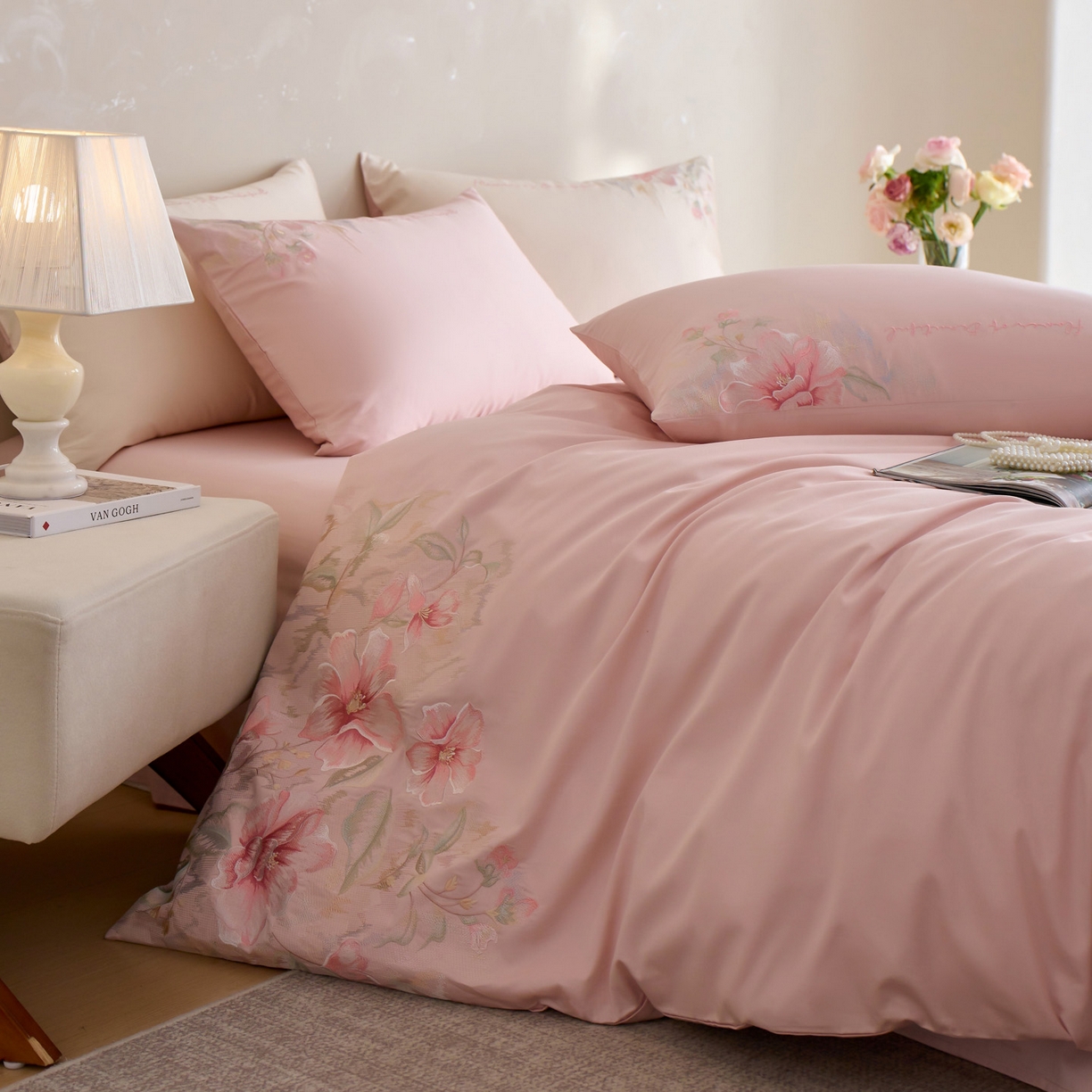 91家纺网 家纺一手货源 找家纺 爱缦 2026新款100S全棉CR工艺极简轻奢刺绣四件套-秘境系列（券后控价：标准318，大号338） 粉色