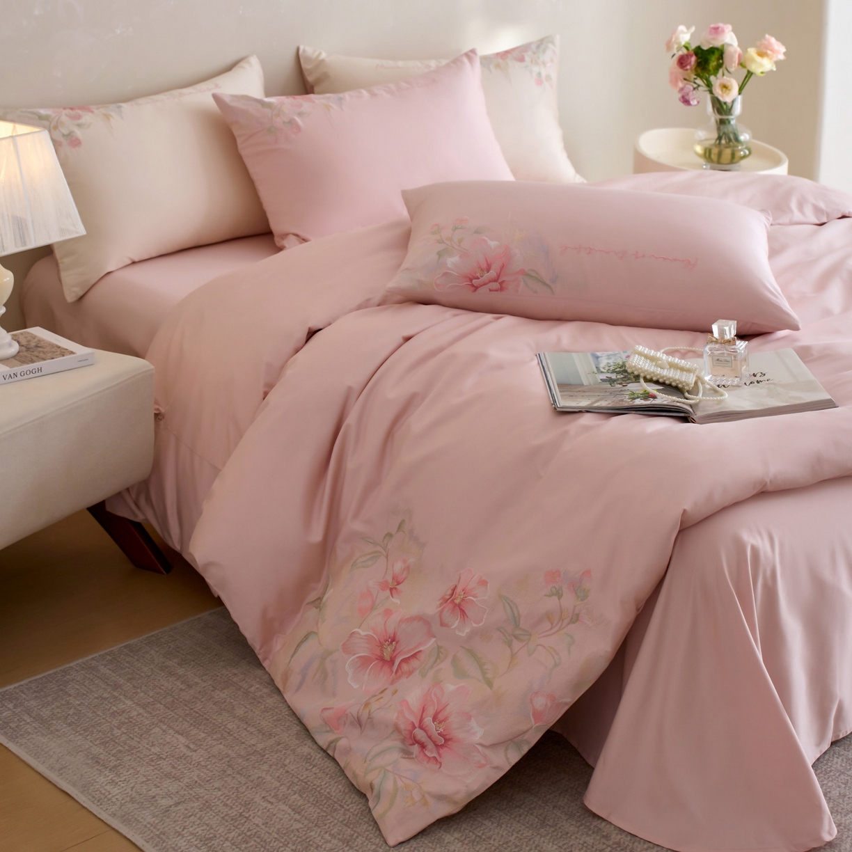 91家纺网 家纺一手货源 找家纺 爱缦 2026新款100S全棉CR工艺极简轻奢刺绣四件套-秘境系列（券后控价：标准318，大号338） 粉色