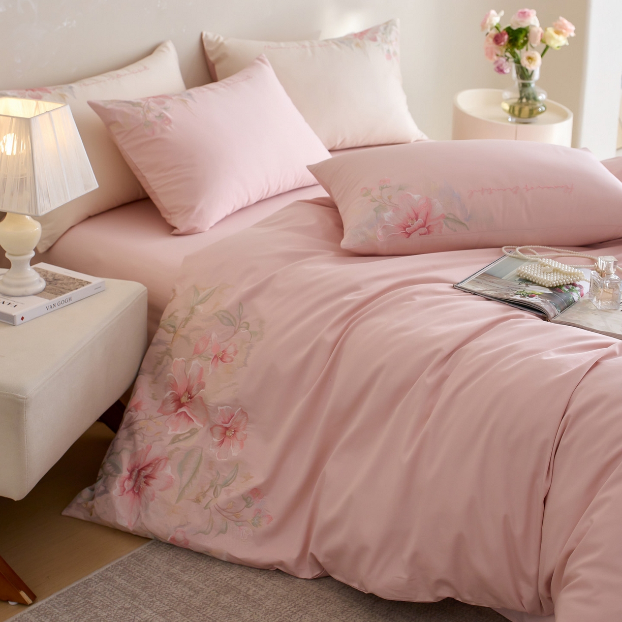 91家纺网 家纺一手货源 找家纺 爱缦 2026新款100S全棉CR工艺极简轻奢刺绣四件套-秘境系列（券后控价：标准318，大号338） 粉色