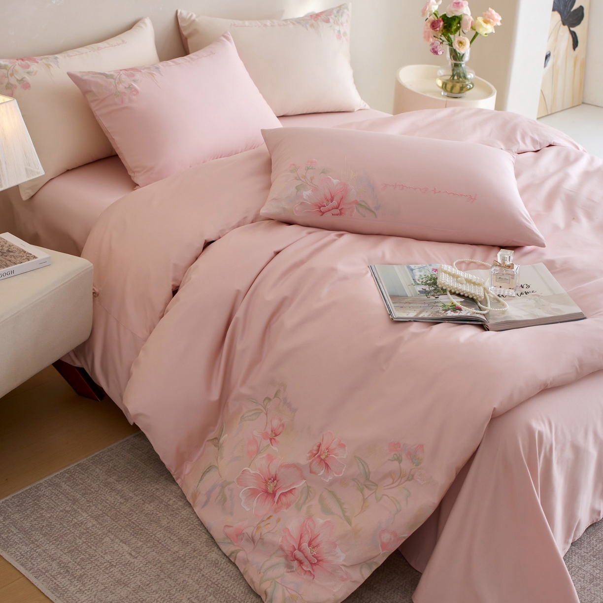 91家纺网 家纺一手货源 找家纺 爱缦 2026新款100S全棉CR工艺极简轻奢刺绣四件套-秘境系列（券后控价：标准318，大号338） 粉色