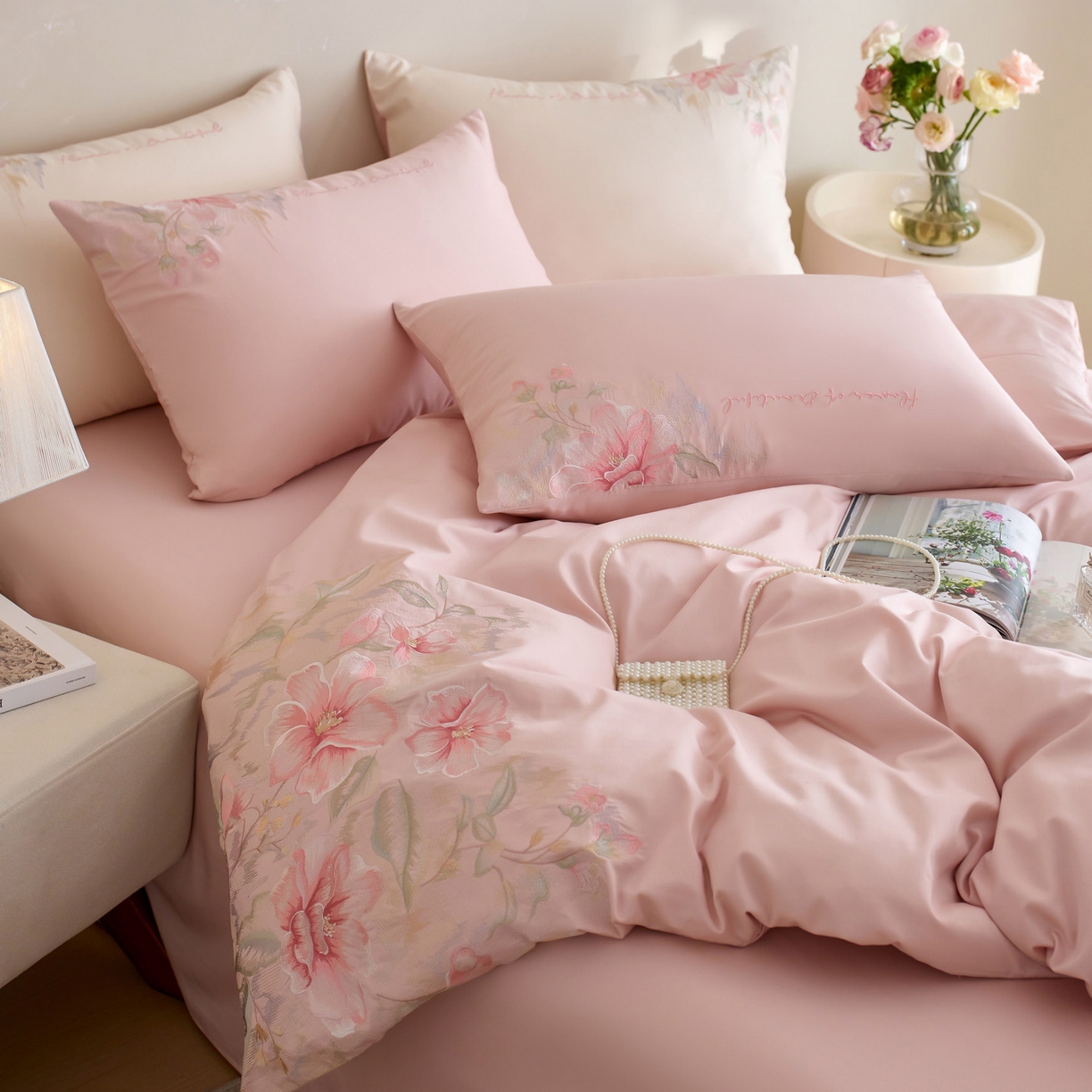 91家纺网 家纺一手货源 找家纺 爱缦 2026新款100S全棉CR工艺极简轻奢刺绣四件套-秘境系列（券后控价：标准318，大号338） 粉色