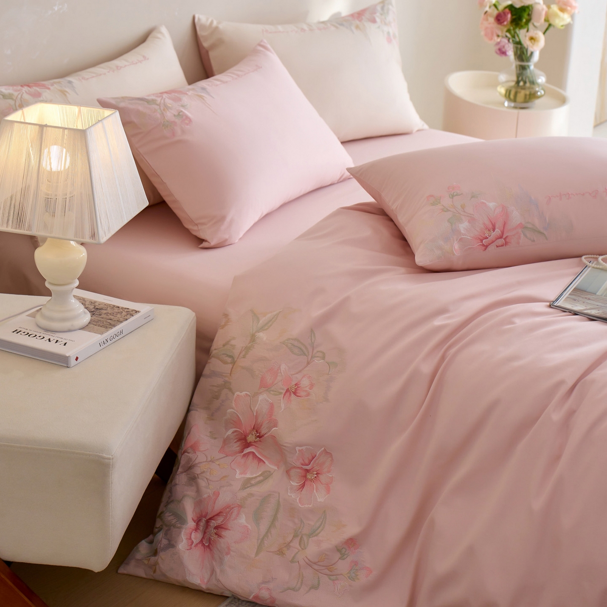 91家纺网 家纺一手货源 找家纺 爱缦 2026新款100S全棉CR工艺极简轻奢刺绣四件套-秘境系列（券后控价：标准318，大号338） 粉色