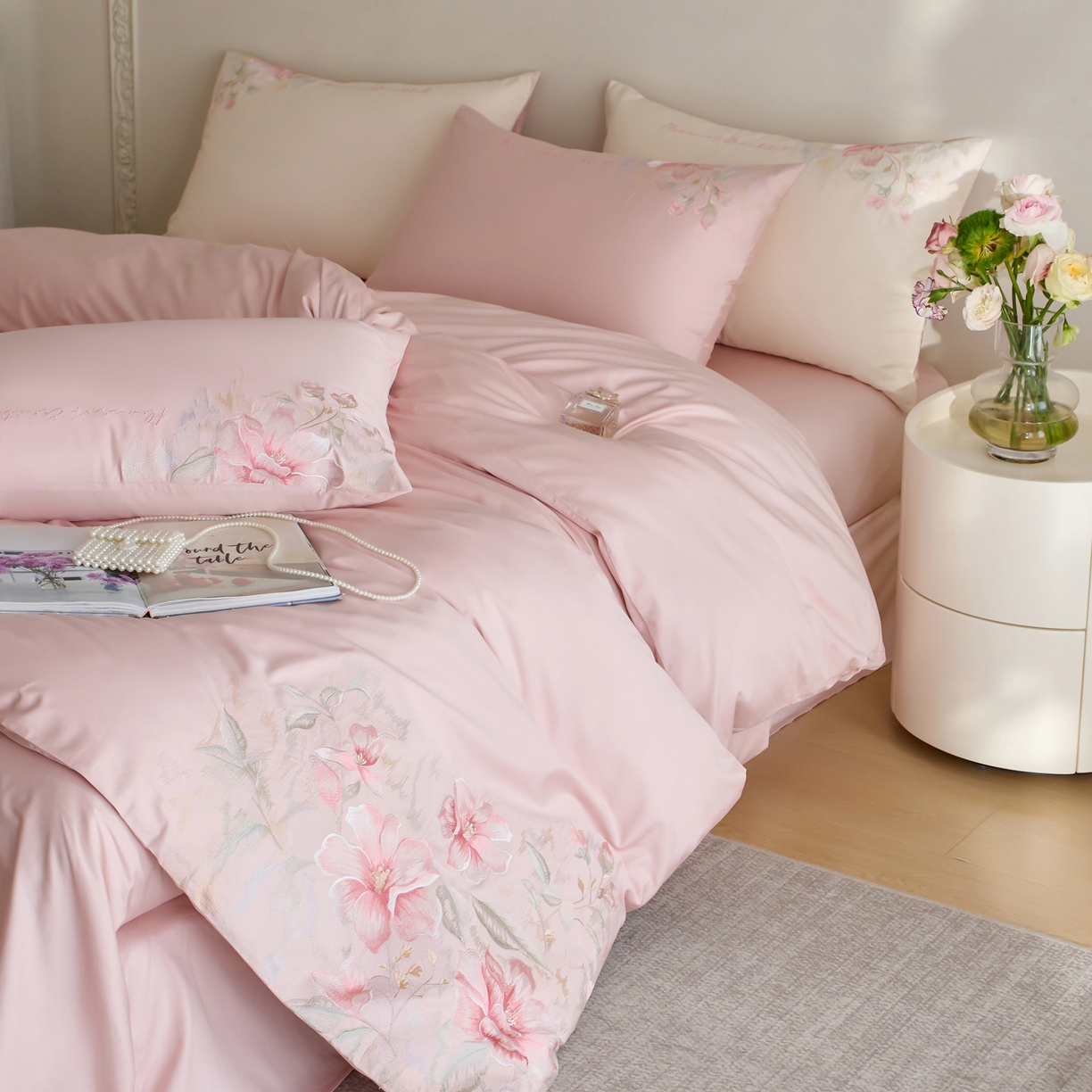 91家纺网 家纺一手货源 找家纺 爱缦 2026新款100S全棉CR工艺极简轻奢刺绣四件套-秘境系列（券后控价：标准318，大号338） 粉色