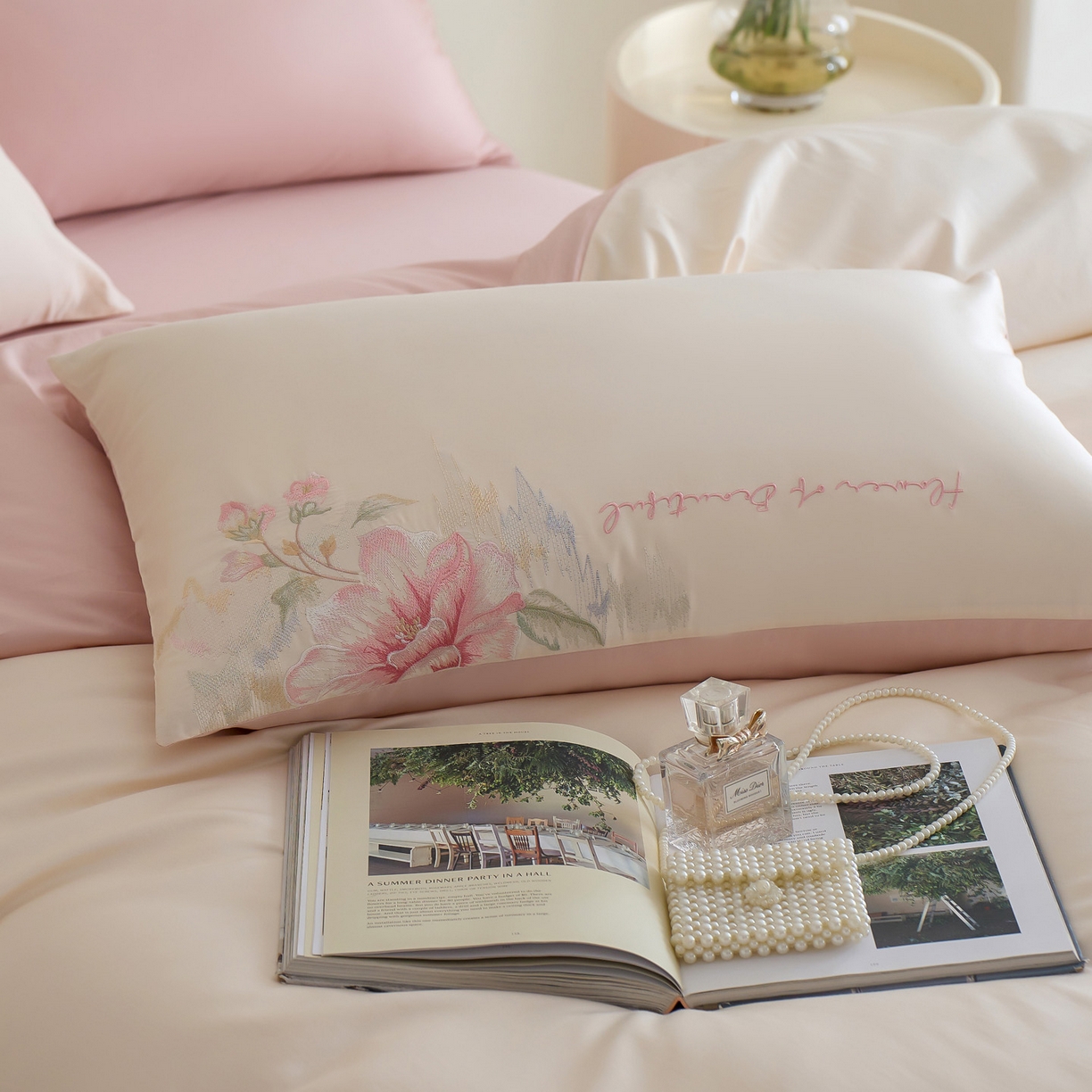 91家纺网 家纺一手货源 找家纺 爱缦 2026新款100S全棉CR工艺极简轻奢刺绣四件套-秘境系列（券后控价：标准318，大号338） 白粉色