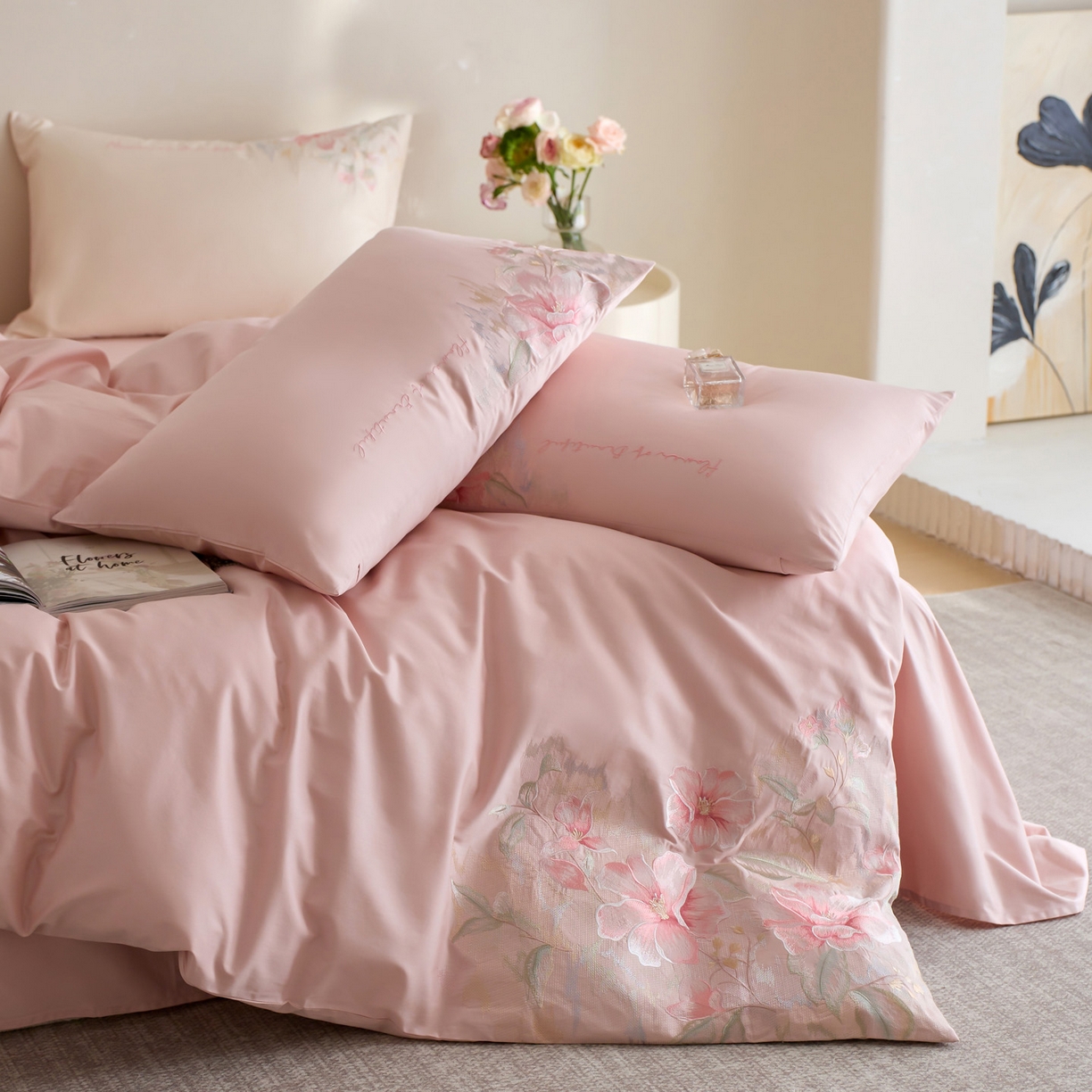 91家纺网 家纺一手货源 找家纺 爱缦 2026新款100S全棉CR工艺极简轻奢刺绣四件套-秘境系列（券后控价：标准318，大号338） 粉色