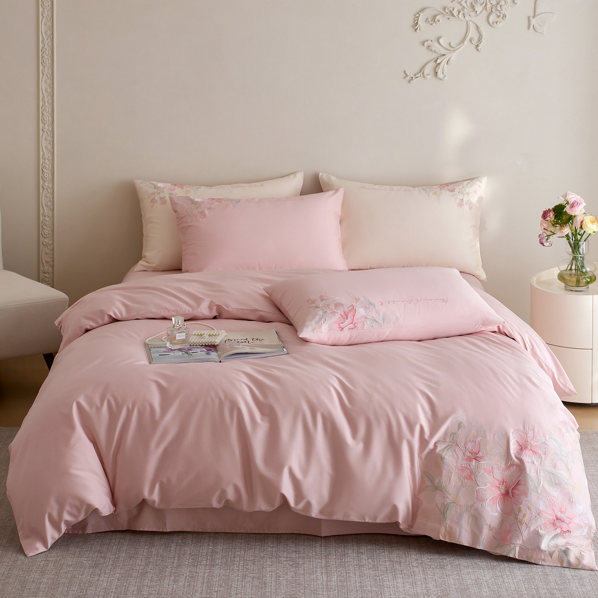 91家纺网 家纺一手货源 找家纺 爱缦 2026新款100S全棉CR工艺极简轻奢刺绣四件套-秘境系列（券后控价：标准318，大号338） 粉色