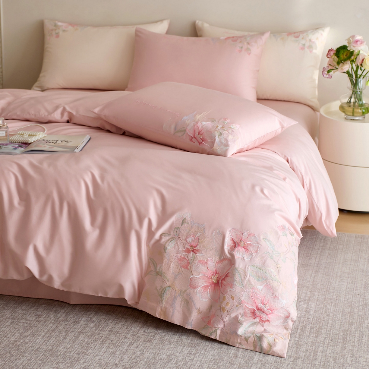 91家纺网 家纺一手货源 找家纺 爱缦 2026新款100S全棉CR工艺极简轻奢刺绣四件套-秘境系列（券后控价：标准318，大号338） 粉色