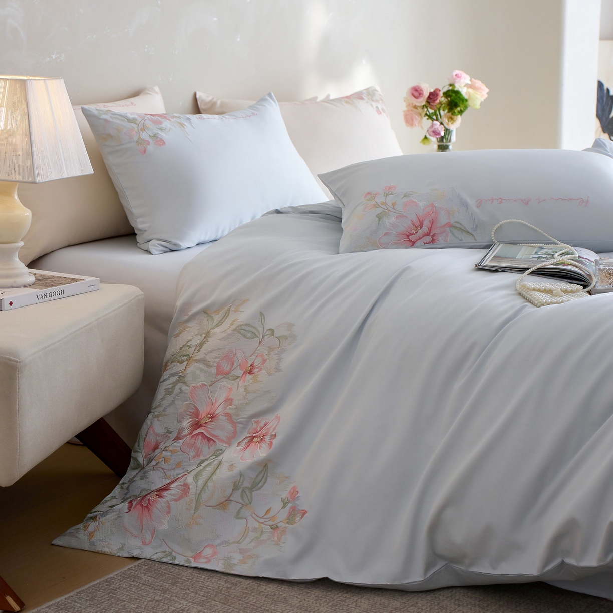 91家纺网 家纺一手货源 找家纺 爱缦 2026新款100S全棉CR工艺极简轻奢刺绣四件套-秘境系列（券后控价：标准318，大号338） 浅蓝