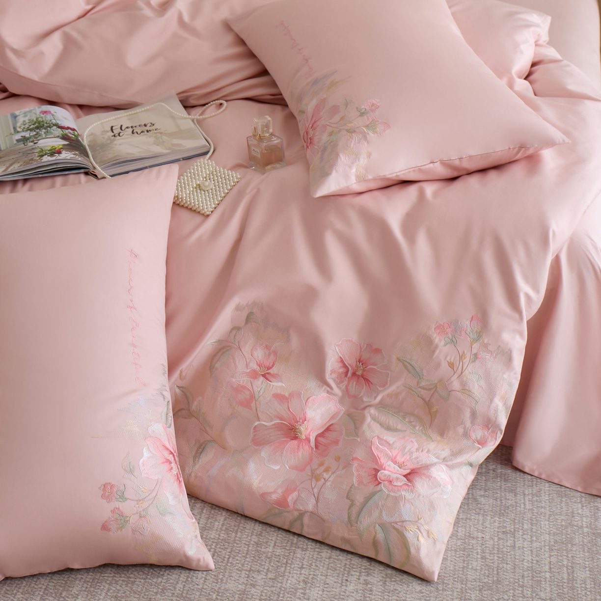 91家纺网 家纺一手货源 找家纺 爱缦 2026新款100S全棉CR工艺极简轻奢刺绣四件套-秘境系列（券后控价：标准318，大号338） 粉色