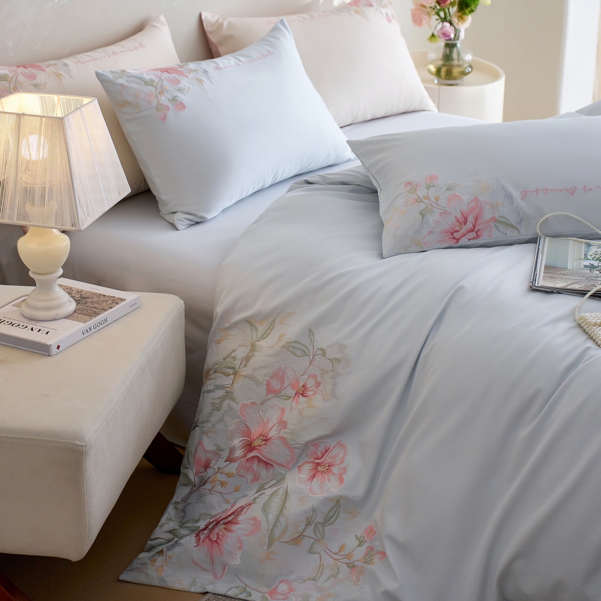 91家纺网 家纺一手货源 找家纺 爱缦 2026新款100S全棉CR工艺极简轻奢刺绣四件套-秘境系列（券后控价：标准318，大号338） 浅蓝