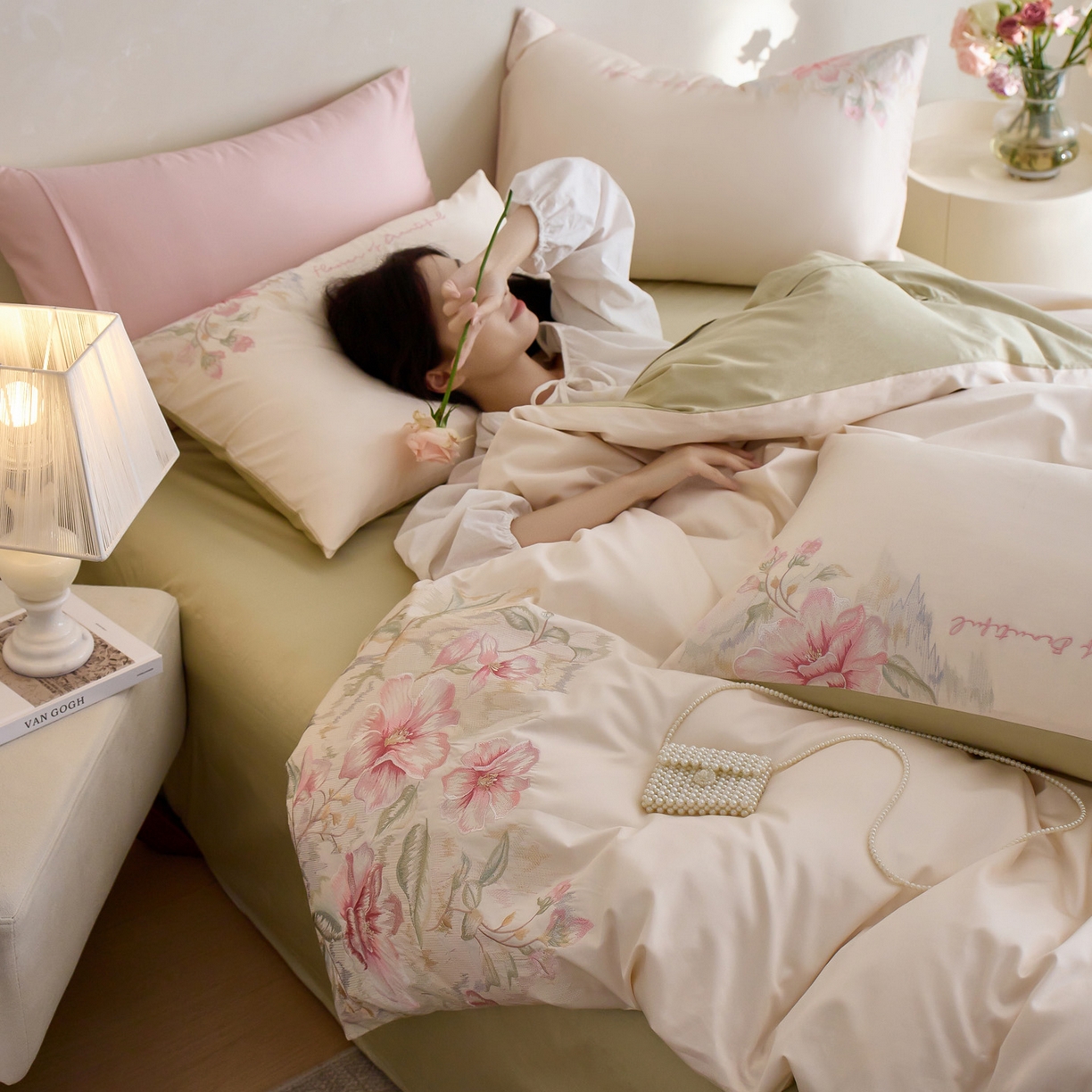 91家纺网 家纺一手货源 找家纺 爱缦 2026新款100S全棉CR工艺极简轻奢刺绣四件套-秘境系列（券后控价：标准318，大号338） 白绿