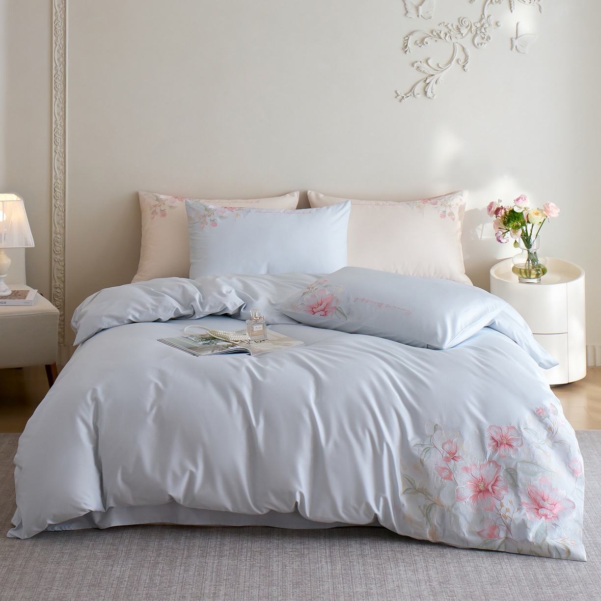 91家纺网 家纺一手货源 找家纺 爱缦 2026新款100S全棉CR工艺极简轻奢刺绣四件套-秘境系列（券后控价：标准318，大号338） 浅蓝