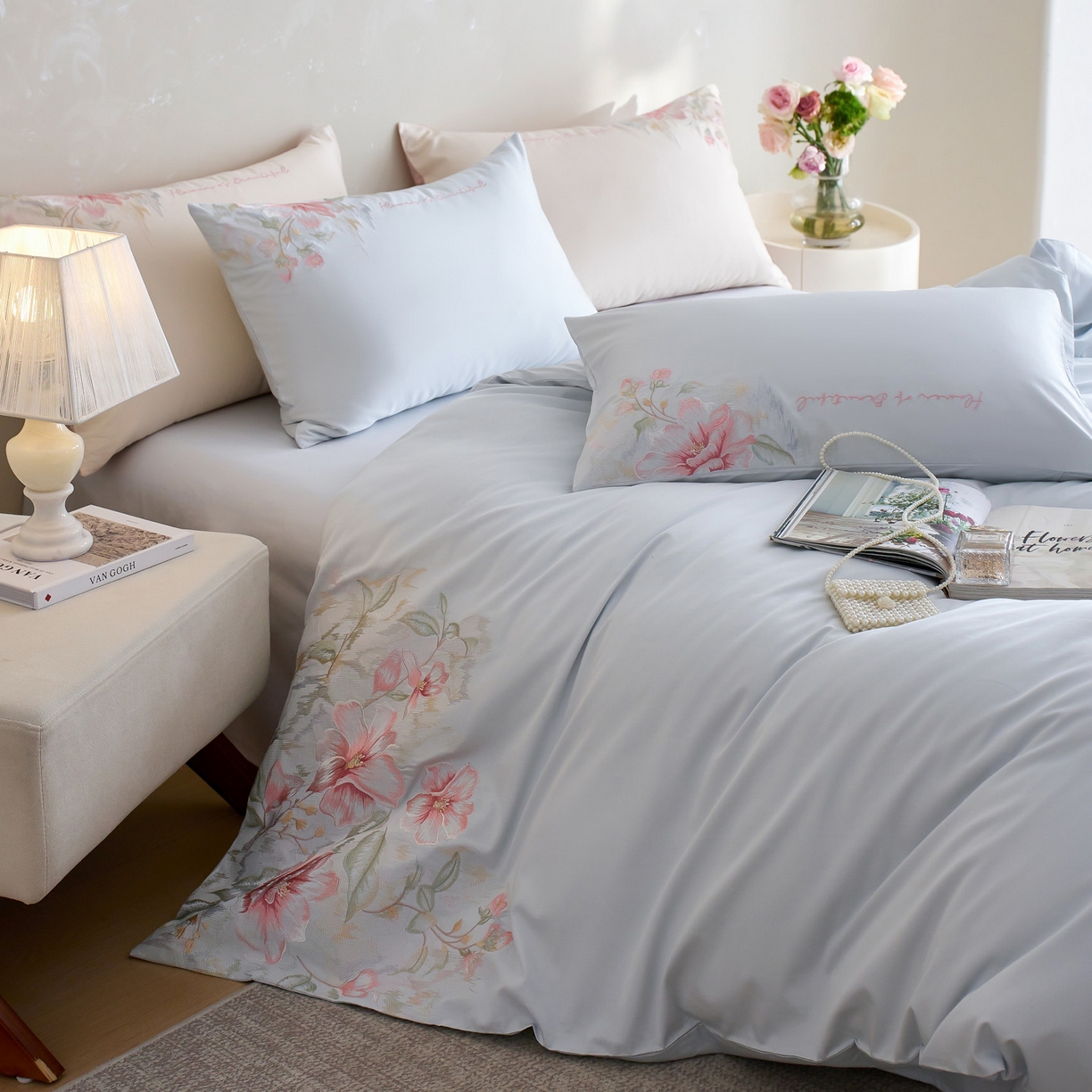 91家纺网 家纺一手货源 找家纺 爱缦 2026新款100S全棉CR工艺极简轻奢刺绣四件套-秘境系列（券后控价：标准318，大号338） 浅蓝