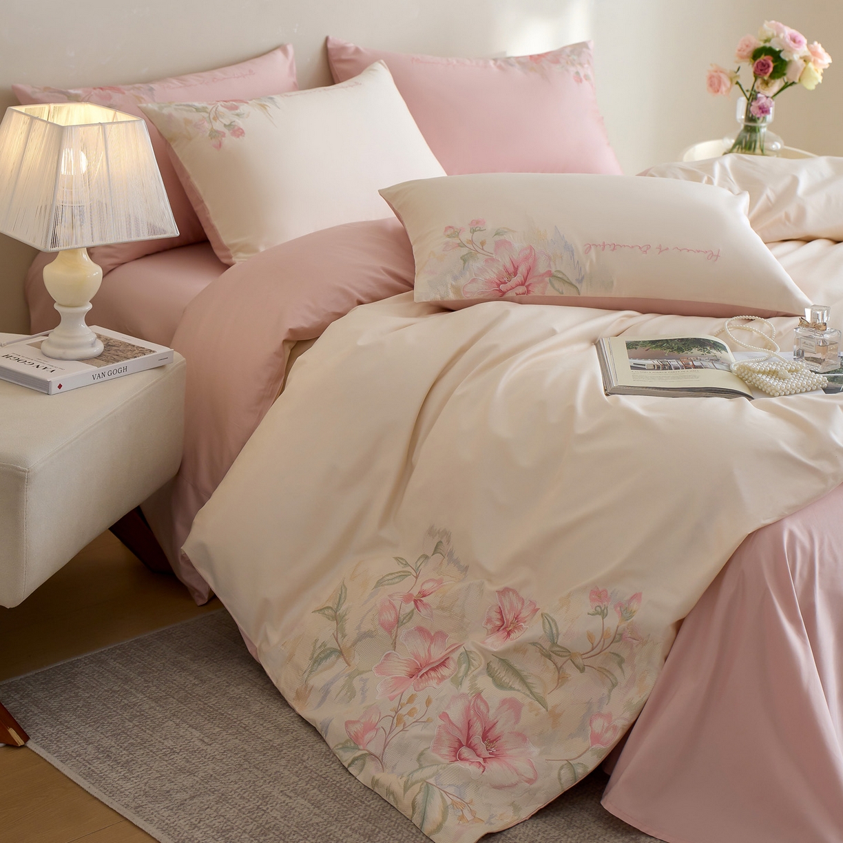 91家纺网 家纺一手货源 找家纺 爱缦 2026新款100S全棉CR工艺极简轻奢刺绣四件套-秘境系列（券后控价：标准318，大号338） 白粉色