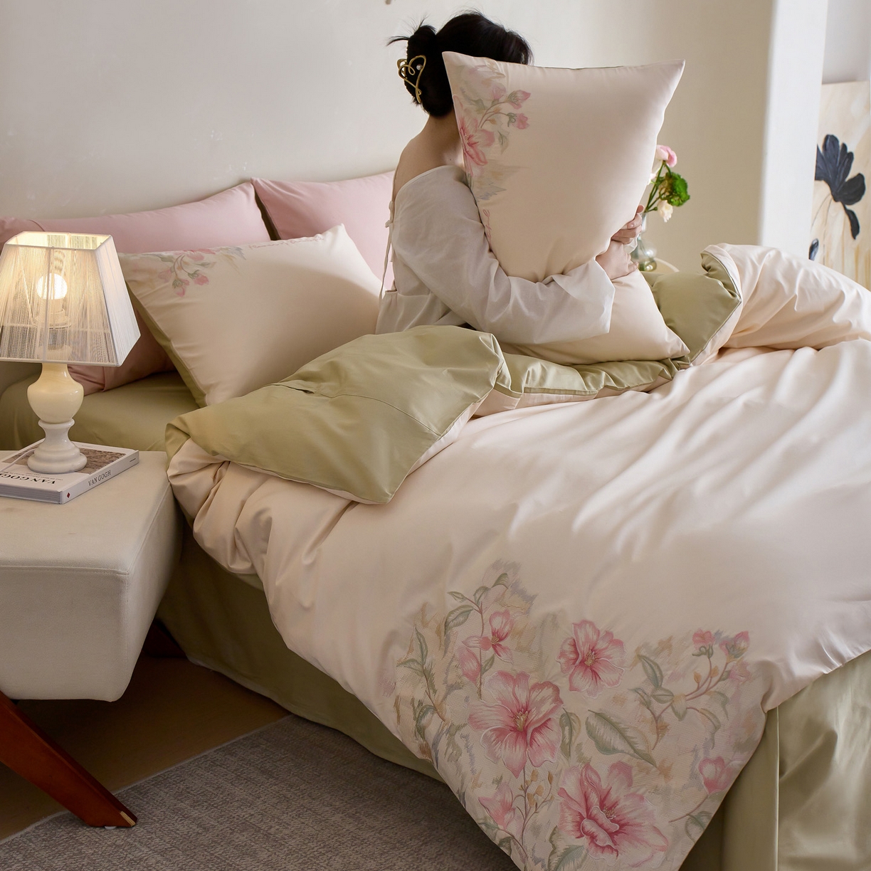 91家纺网 家纺一手货源 找家纺 爱缦 2026新款100S全棉CR工艺极简轻奢刺绣四件套-秘境系列（券后控价：标准318，大号338） 白绿