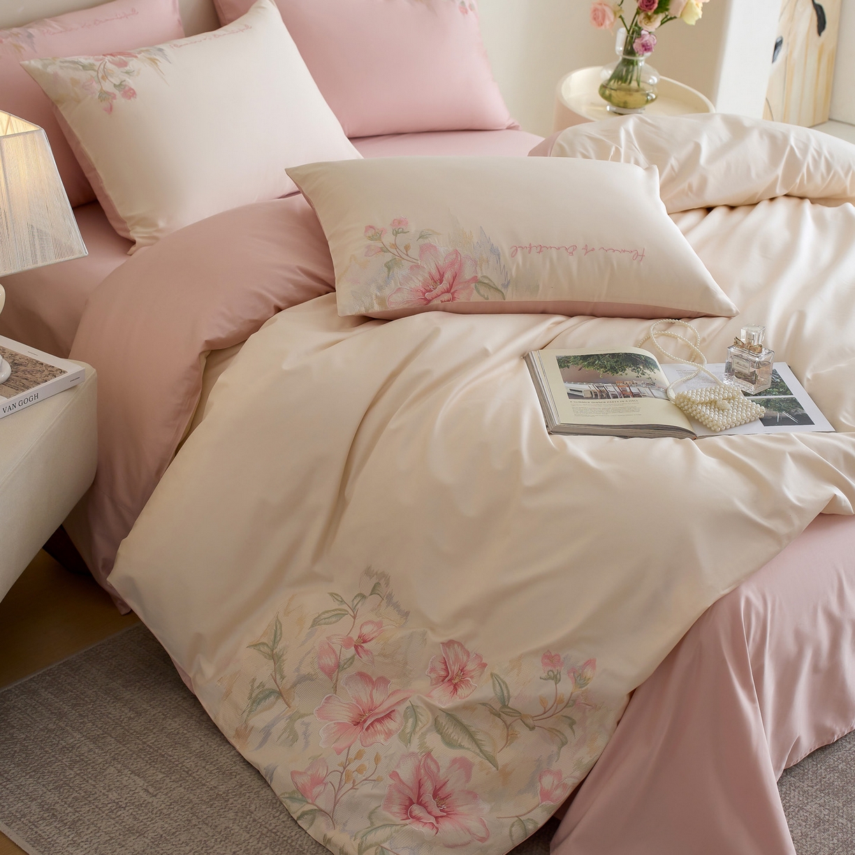 91家纺网 家纺一手货源 找家纺 爱缦 2026新款100S全棉CR工艺极简轻奢刺绣四件套-秘境系列（券后控价：标准318，大号338） 白粉色