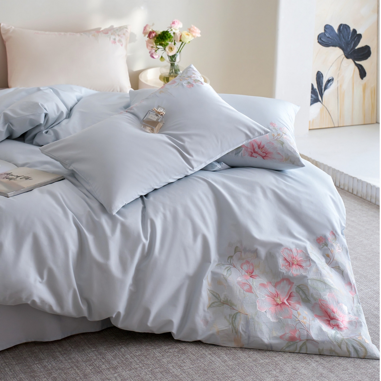 91家纺网 家纺一手货源 找家纺 爱缦 2026新款100S全棉CR工艺极简轻奢刺绣四件套-秘境系列（券后控价：标准318，大号338） 浅蓝