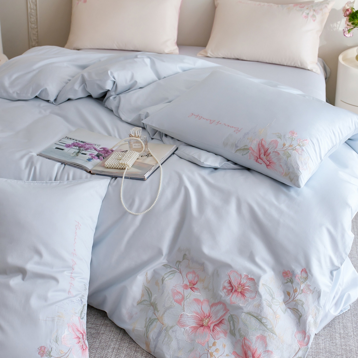 91家纺网 家纺一手货源 找家纺 爱缦 2026新款100S全棉CR工艺极简轻奢刺绣四件套-秘境系列（券后控价：标准318，大号338） 浅蓝