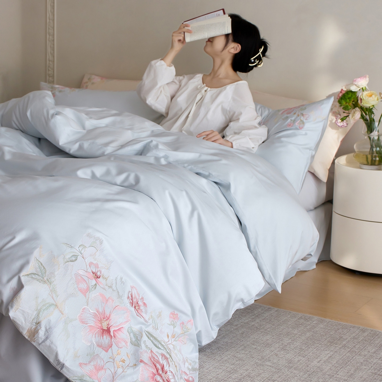 91家纺网 家纺一手货源 找家纺 爱缦 2026新款100S全棉CR工艺极简轻奢刺绣四件套-秘境系列（券后控价：标准318，大号338） 浅蓝