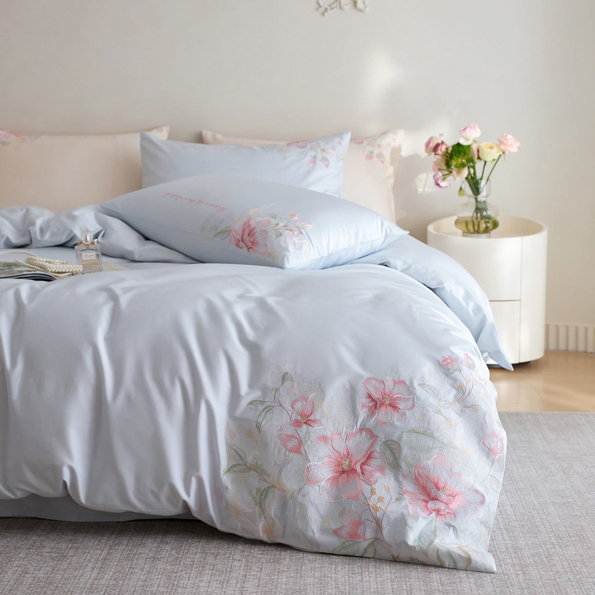 91家纺网 家纺一手货源 找家纺 爱缦 2026新款100S全棉CR工艺极简轻奢刺绣四件套-秘境系列（券后控价：标准318，大号338） 浅蓝