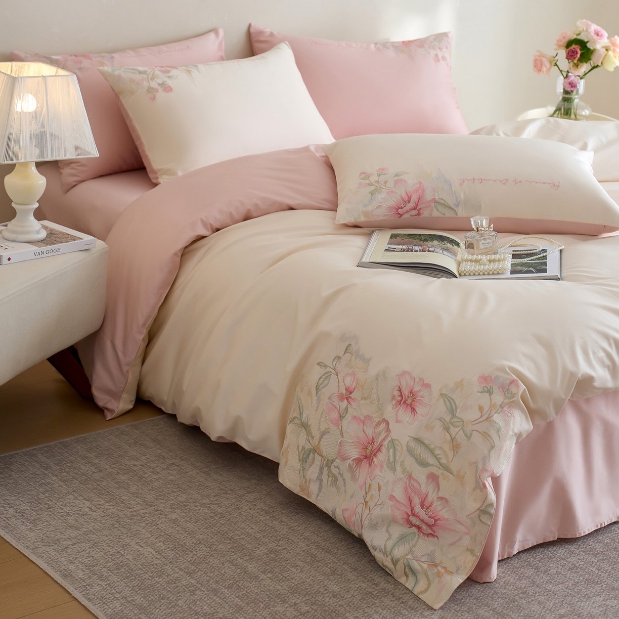 91家纺网 家纺一手货源 找家纺 爱缦 2026新款100S全棉CR工艺极简轻奢刺绣四件套-秘境系列（券后控价：标准318，大号338） 白粉色