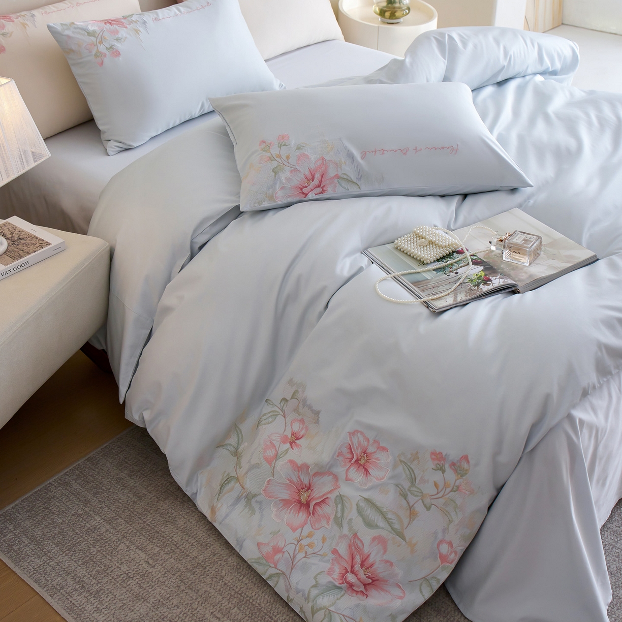 91家纺网 家纺一手货源 找家纺 爱缦 2026新款100S全棉CR工艺极简轻奢刺绣四件套-秘境系列（券后控价：标准318，大号338） 浅蓝