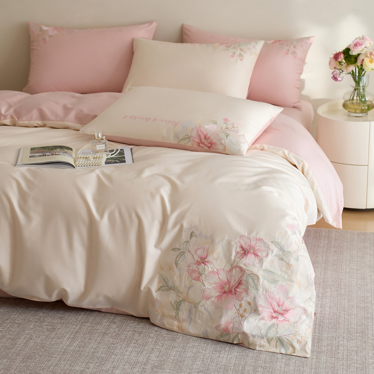 91家纺网 家纺一手货源 找家纺 爱缦 2026新款100S全棉CR工艺极简轻奢刺绣四件套-秘境系列（券后控价：标准318，大号338） 白粉色