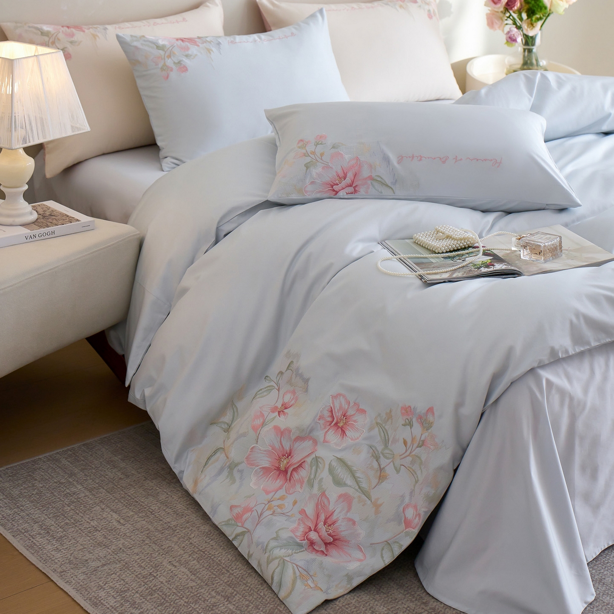 91家纺网 家纺一手货源 找家纺 爱缦 2026新款100S全棉CR工艺极简轻奢刺绣四件套-秘境系列（券后控价：标准318，大号338） 浅蓝