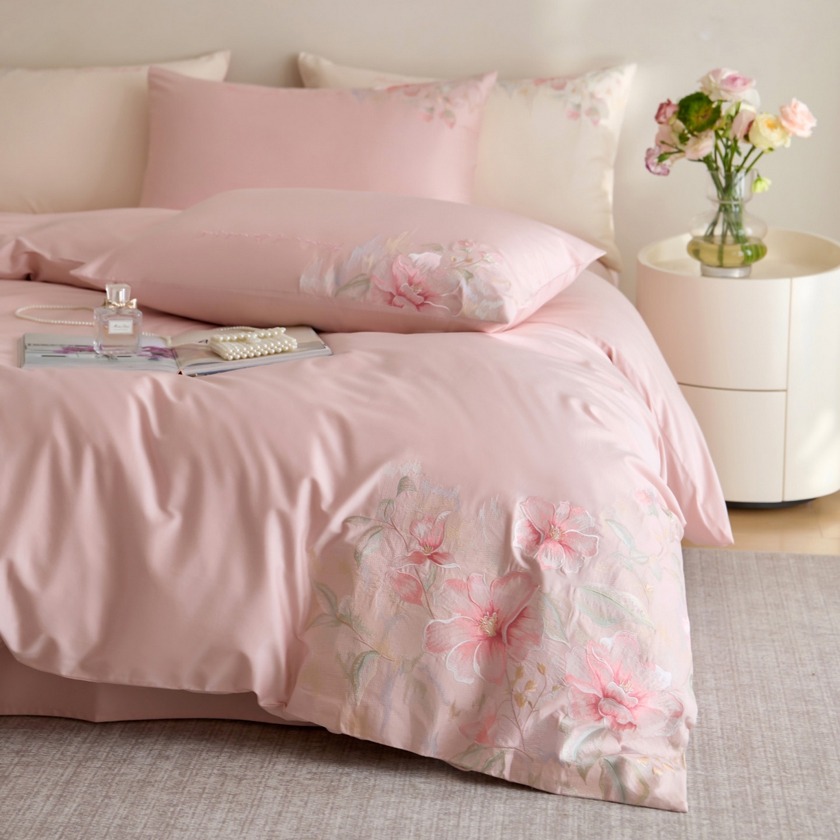 91家纺网 家纺一手货源 找家纺 爱缦 2026新款100S全棉CR工艺极简轻奢刺绣四件套-秘境系列（券后控价：标准318，大号338） 粉色