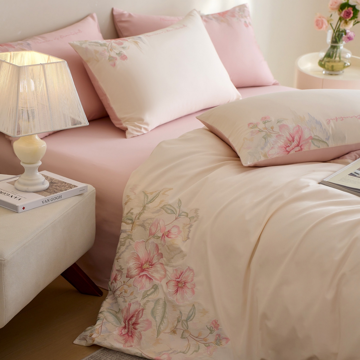 91家纺网 家纺一手货源 找家纺 爱缦 2026新款100S全棉CR工艺极简轻奢刺绣四件套-秘境系列（券后控价：标准318，大号338） 白粉色