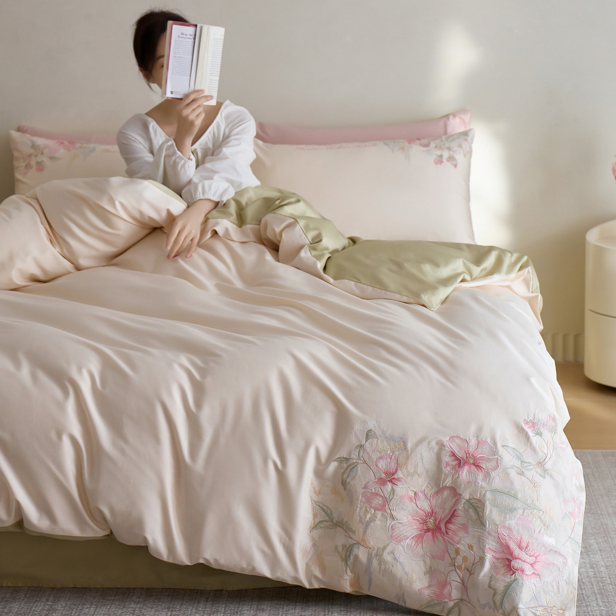 91家纺网 家纺一手货源 找家纺 爱缦 2026新款100S全棉CR工艺极简轻奢刺绣四件套-秘境系列（券后控价：标准318，大号338） 白绿