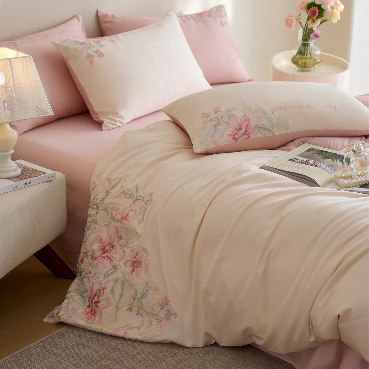 91家纺网 家纺一手货源 找家纺 爱缦 2026新款100S全棉CR工艺极简轻奢刺绣四件套-秘境系列（券后控价：标准318，大号338） 白粉色