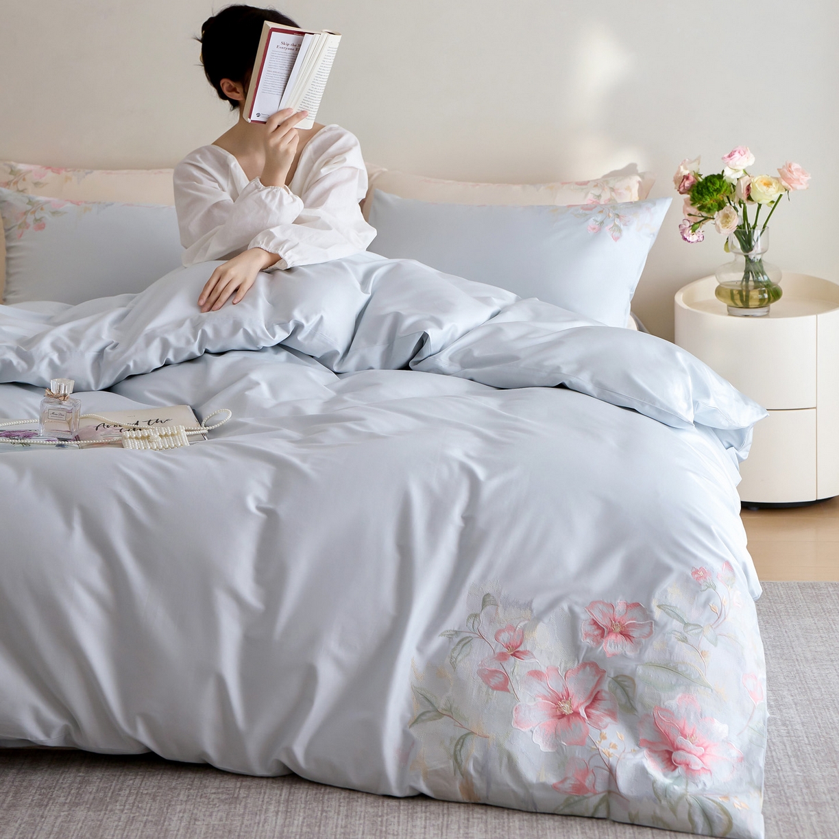 91家纺网 家纺一手货源 找家纺 爱缦 2026新款100S全棉CR工艺极简轻奢刺绣四件套-秘境系列（券后控价：标准318，大号338） 浅蓝