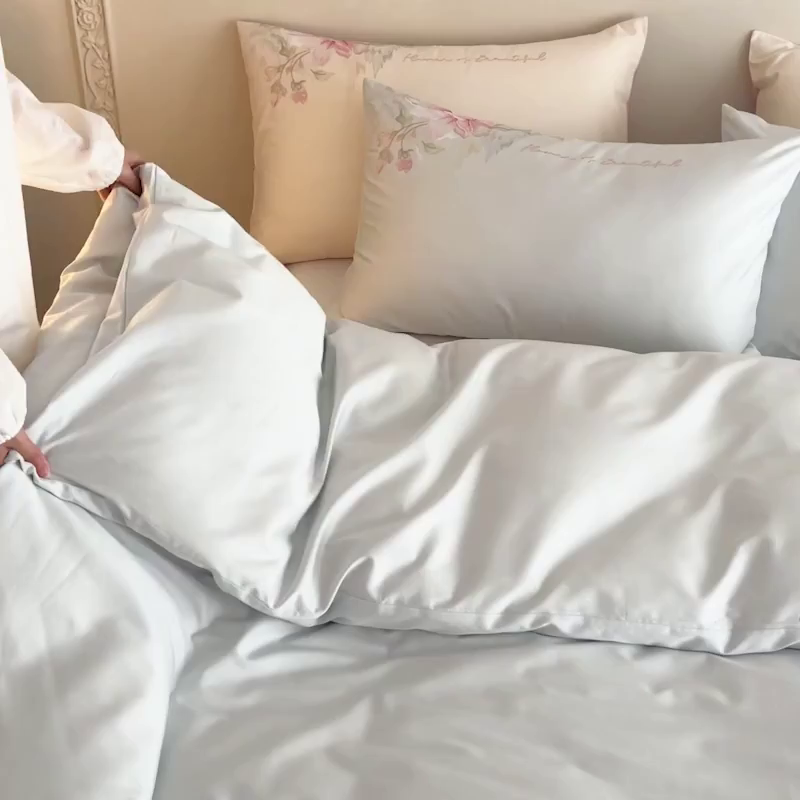 91家纺网 家纺一手货源 找家纺 爱缦 2026新款100S全棉CR工艺极简轻奢刺绣四件套-秘境系列（券后控价：标准318，大号338） 浅蓝