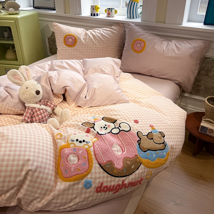 91家纺网 家纺一手货源 找家纺 欣宜家纺 2026新款全棉纯棉卡通毛巾绣四件套床上用品套件 甜甜圈小狗