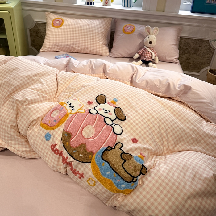 91家纺网 家纺一手货源 找家纺 欣宜家纺 2026新款全棉纯棉卡通毛巾绣四件套床上用品套件 甜甜圈小狗